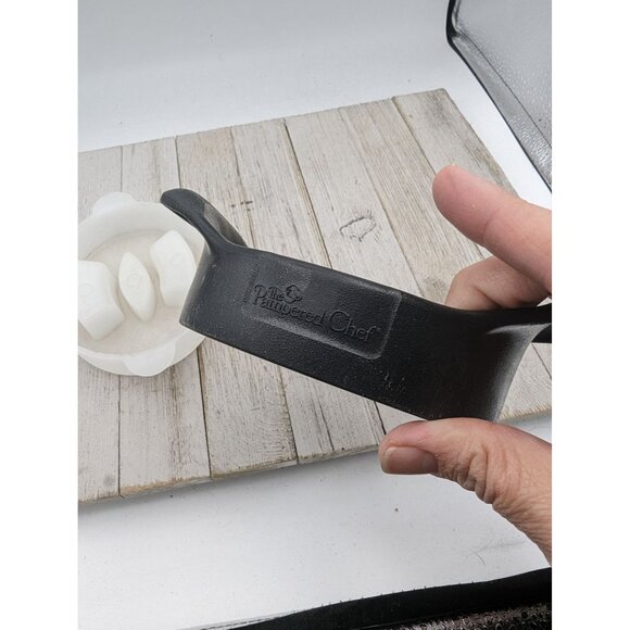 Pampered Chef #2418 Mango Wedger & Corer with Blade Cover - Picture 4 of 4